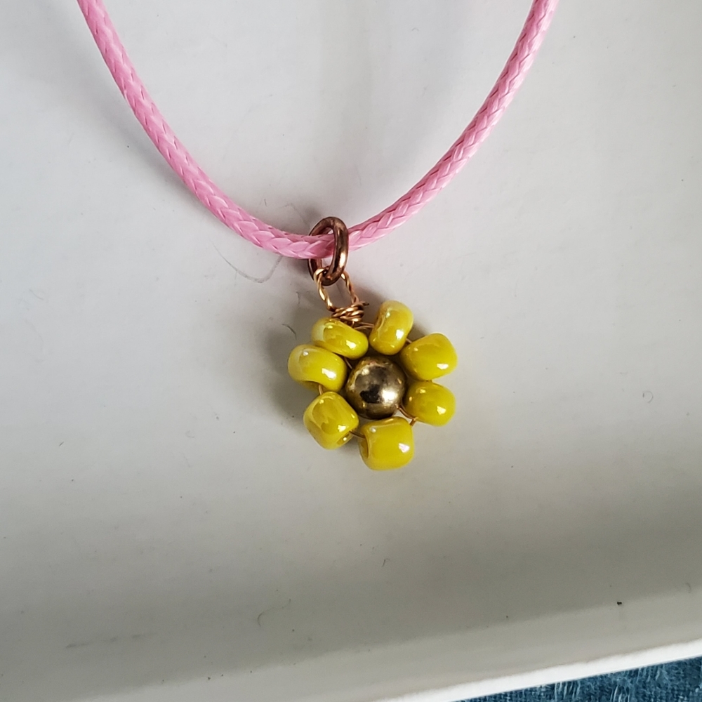 Make your own dainty bead flower necklace (yellow)